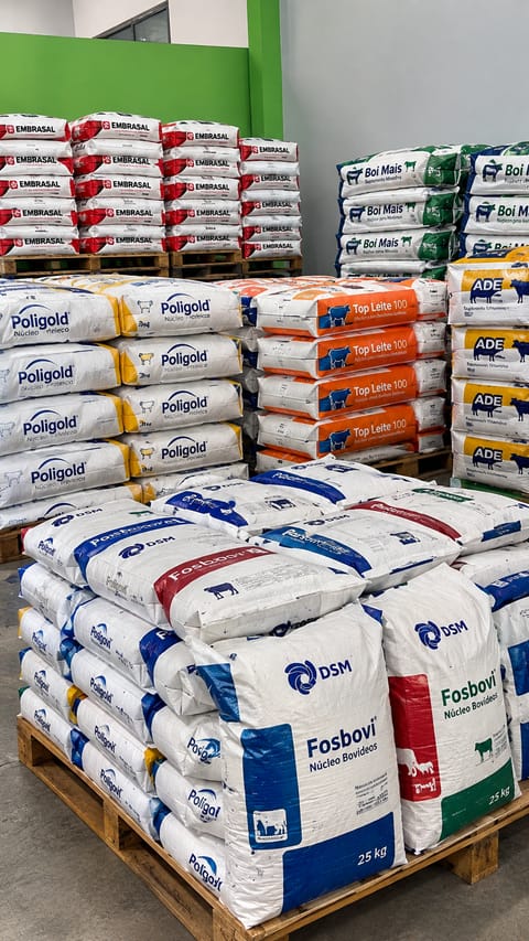 Sacarias de sal mineral, núcleos e suplementos no depósito da loja