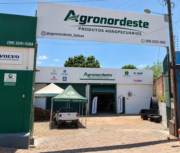 Fachada da loja Agronordeste em Balsas, com o letreiro da empresa